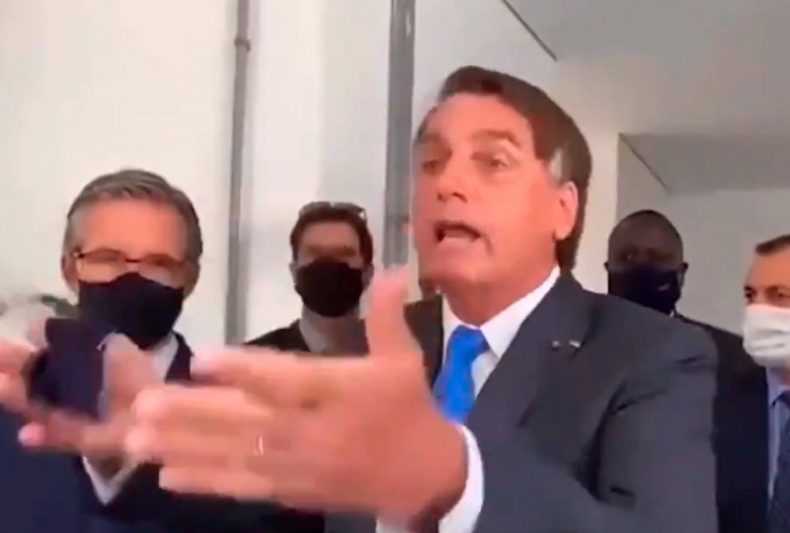Presidente Jair Bolsonaro perdeu compostura com repórter da Globo (Foto: Reprodução/Redes Sociais)