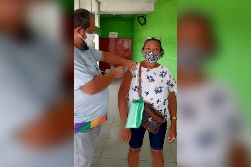 Zenilda Correa dos Santos tomou a primeira dose da vacina nesta terça-feira (Foto: Arquivo Pessoal/Zenilda)