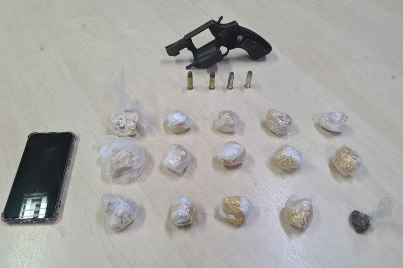 Polícia apreendeu drogas e revólver calibre 38 com traficante na Redenção (Foto: Divulgação/SSP-AM)