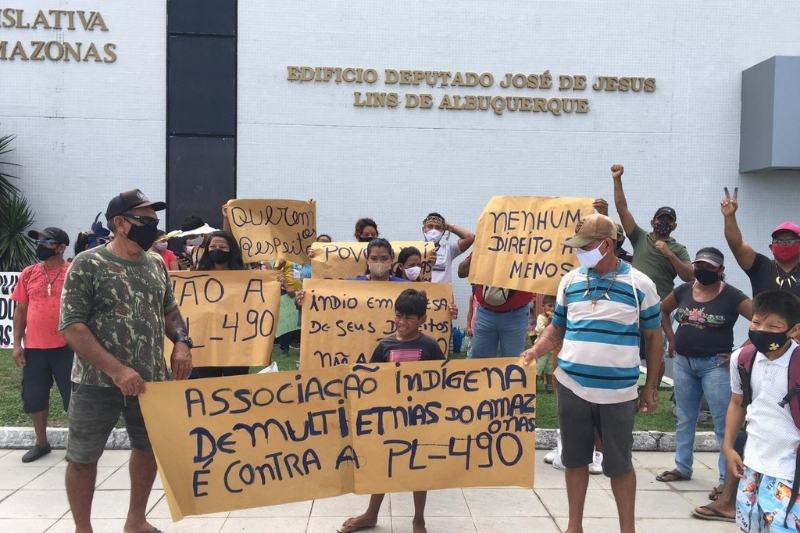 Indígenas protestando em frente à Assembleia Legislativa do Amazonas (Foto: Divulgação/Coiab)