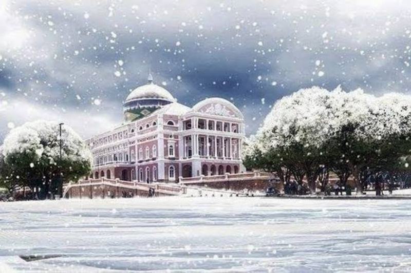 Em meme, Teatro Amazonas aparece encoberto por neve (Foto: Reprodução/Twitter)