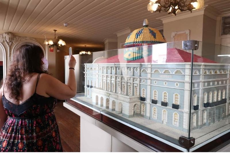 Maquete do Teatro Amazonas em exposição (Foto: Michael Dantas)