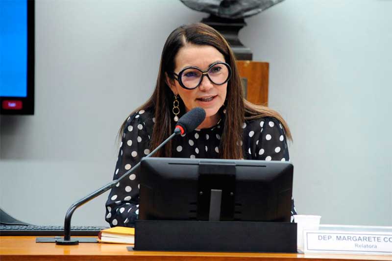 Relatora Margarete Coelho apresentou texto com blindagem aos candidatos (Foto: Gustavo Sales/Agência Câmara)