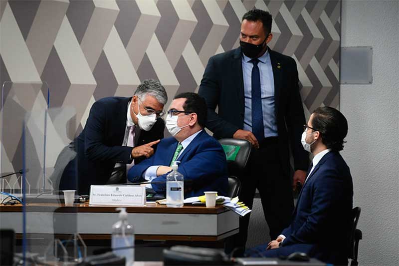 Francisco Eduardo Cardoso Alves ouve o senador Eduardo Girão (Foto: Marcos Oliveira/Agência Senado)