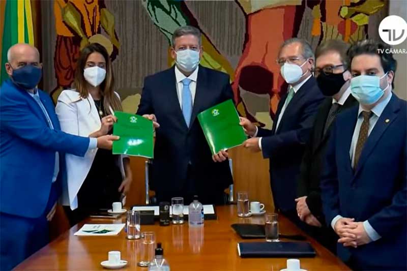 Guedes (à direita) entregou a Lira (centro) projeto de reforma tributária (Foto: TV Câmara/Reprodução)