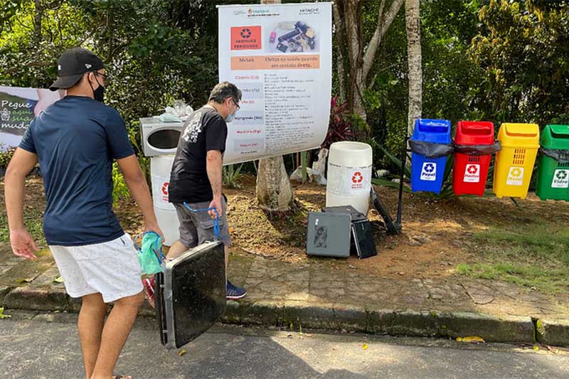 Lixo eletrônico é recolhido em nascente de igarapé (Foto: Semmas/Divulgação)