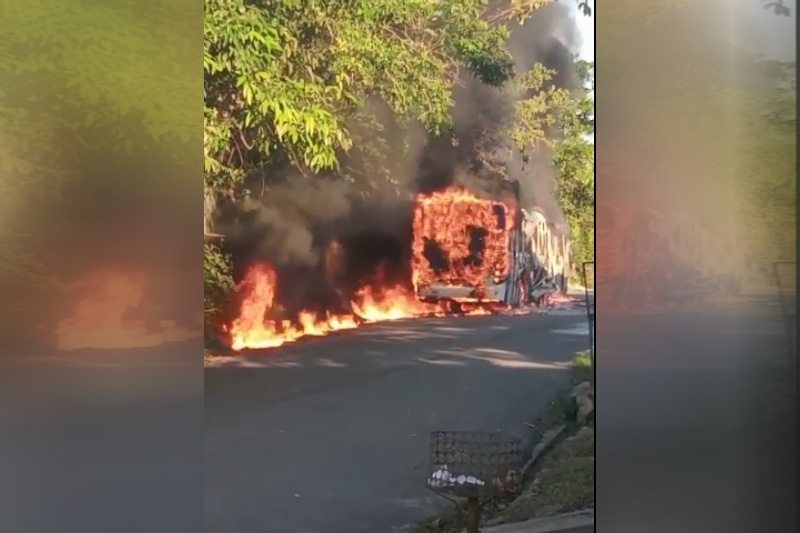 Ônibus incendiados no Parque das Nações: registro do vandalismo (Foto: Redes Sociais/Reprodução)
