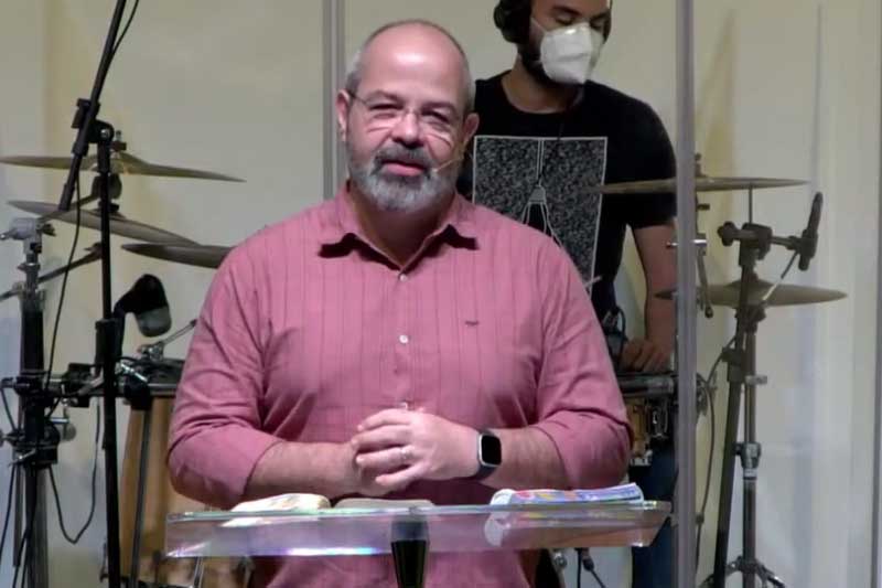 Pastor João Purin Jr. manteve igreja sem cultos presenciais (Foto: YouTube/Reprodução)