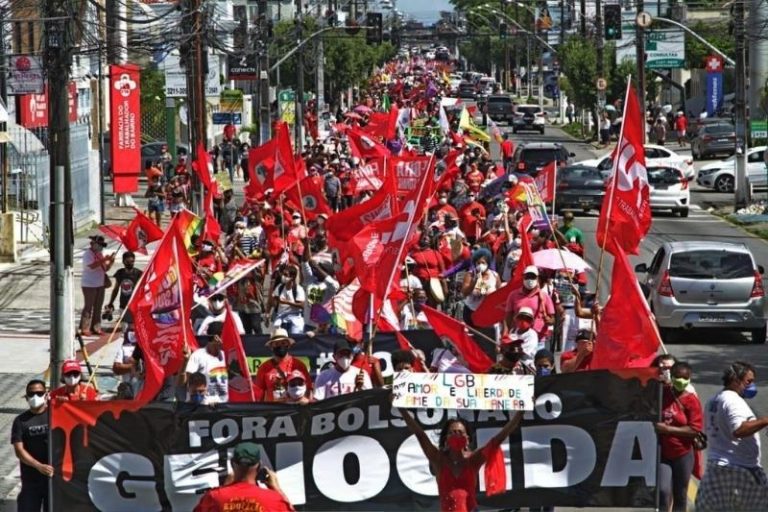 Manifestantes saem às ruas para protestar contra Bolsonaro ...