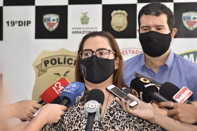 Delegada Deborah Rameiros anuncia prisão de estelionatário (Foto: Divulgação/PC-AM)