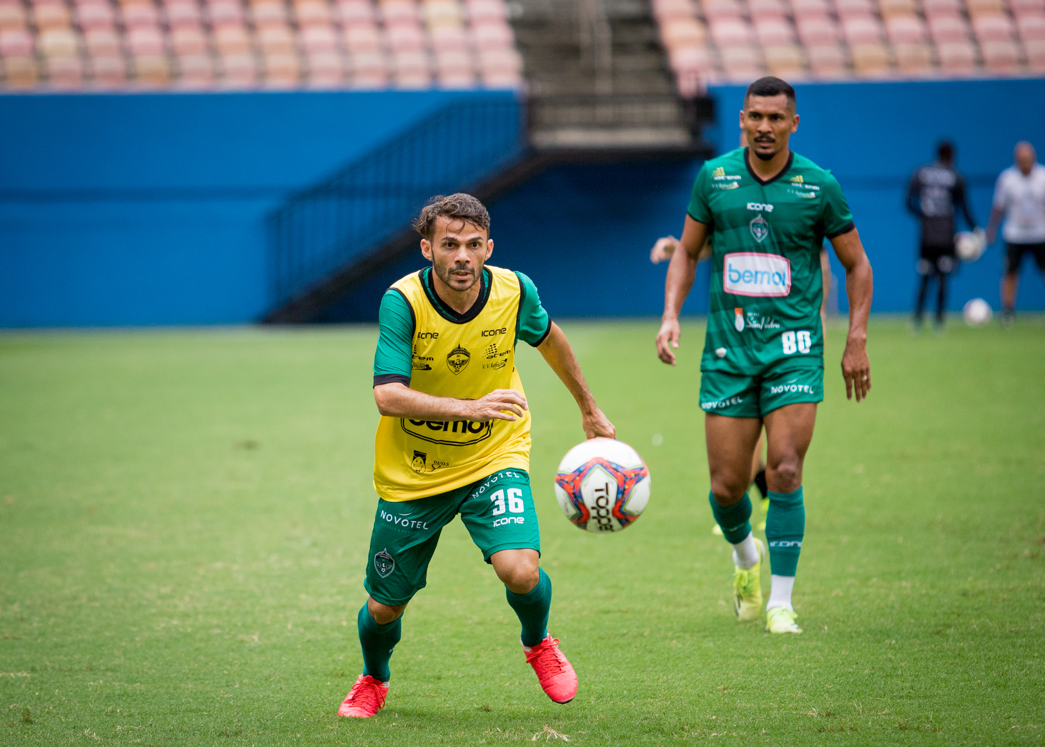 Anderson Paraíba (colete amarelo) e Gabriel Davis, meias ofensivos do Manaus FC (Foto: Ismael Monteiro/Manaus FC)
