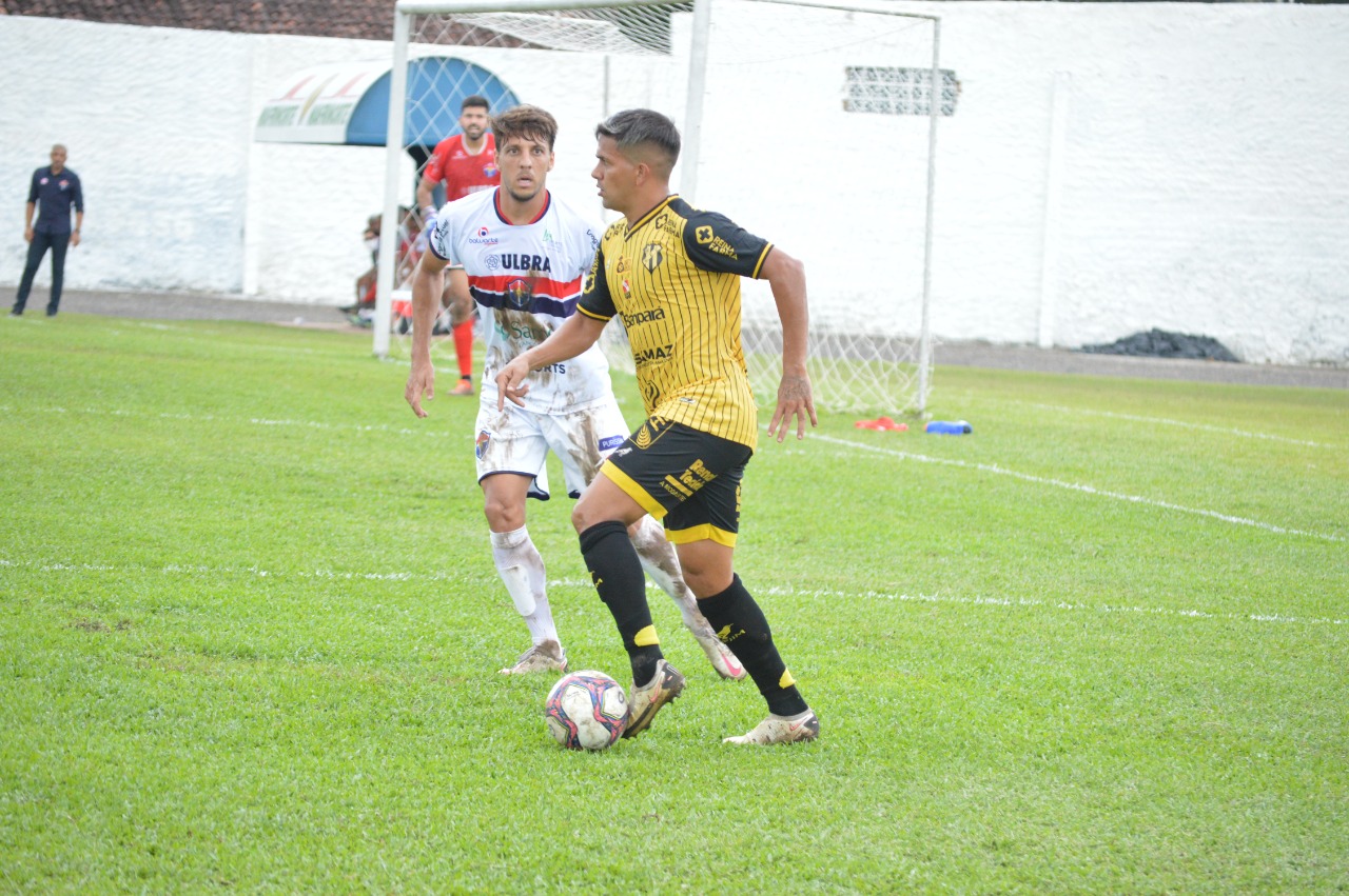 Willian Fazendinha disputa contra Paulo Meneses (Foto: Jivalgo Lemos/Castanhal)