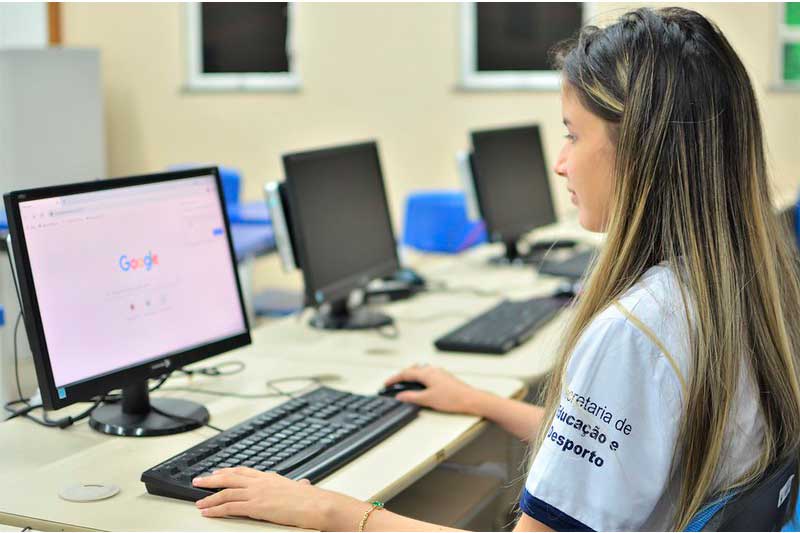 Internet e computadores estão liberados para alunos se inscreverem no Enem (Foto: Lincoln Ferreira/Seduc)