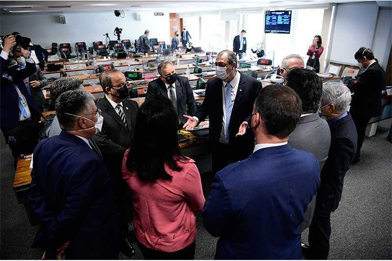 Omar Aziz, presidente da CPI, em reunião com membros da Comissão: recorde de dados (Foto: Pedro França/Agência Senado)