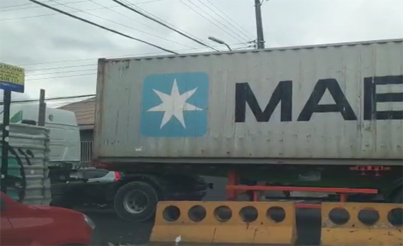 Carreta causa transtorno no trânsito em Manaus nesta sexta (Foto: Facebook/Reprodução)