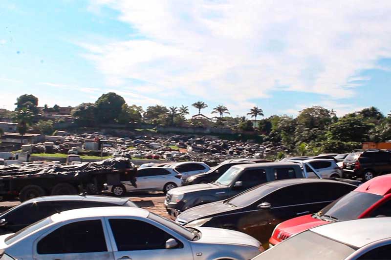 Carros no parqueamento do Detran: veículos com restrições (Foto: Carlos Soares/SSp-AM)
