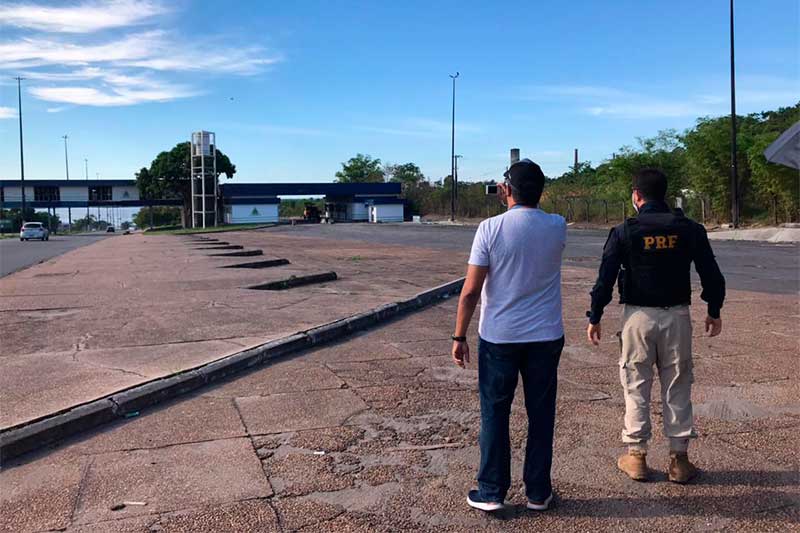 Engenheiro e oficial da PRF inspecionam área para projeto de truck service (Foto: Implurb/Divulgação)