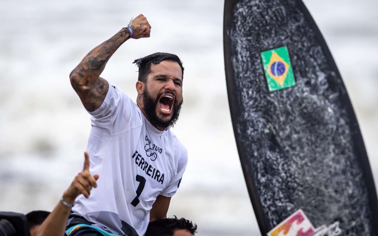 Italo Ferreira tornou-se o primeiro campeão olímpico no surfe (Jonne Roriz/COB)