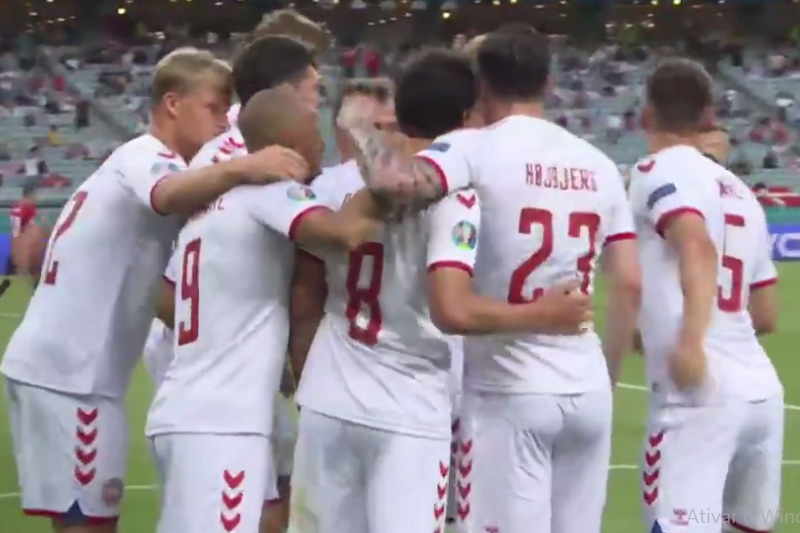 Jogadores da Dinamarca comemoram gol pela Eurocopa (Foto: YouTube/Gobloplay/Reprodução)