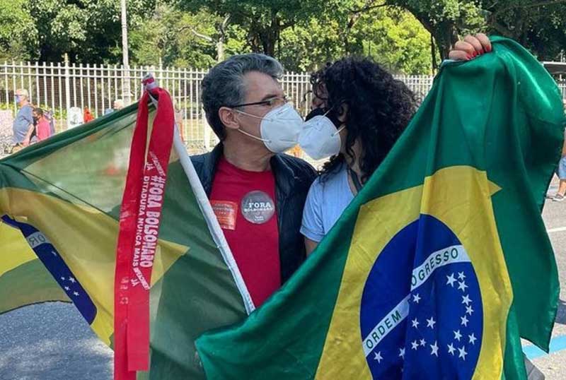 Paulo Betti e Dadá Coelho em protesto contra Bolsonaro (Foto: Paulo Betti/Instagram)