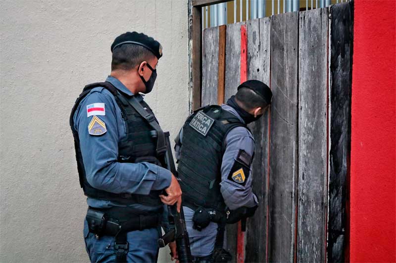 Policiais inspecionam casa em busca de suspeito (Foto: Carlos Soares/SSP-AM)