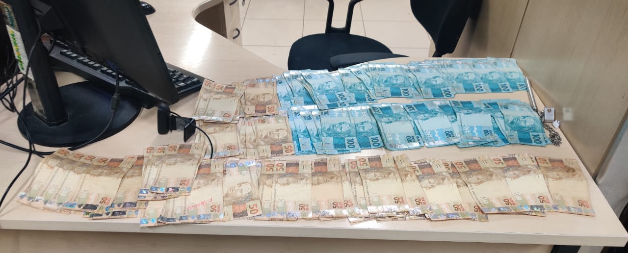 Junto com os suspeitos foi recuperado o valor de R$ 13 mil (Foto: PC-AM/Divulgação)