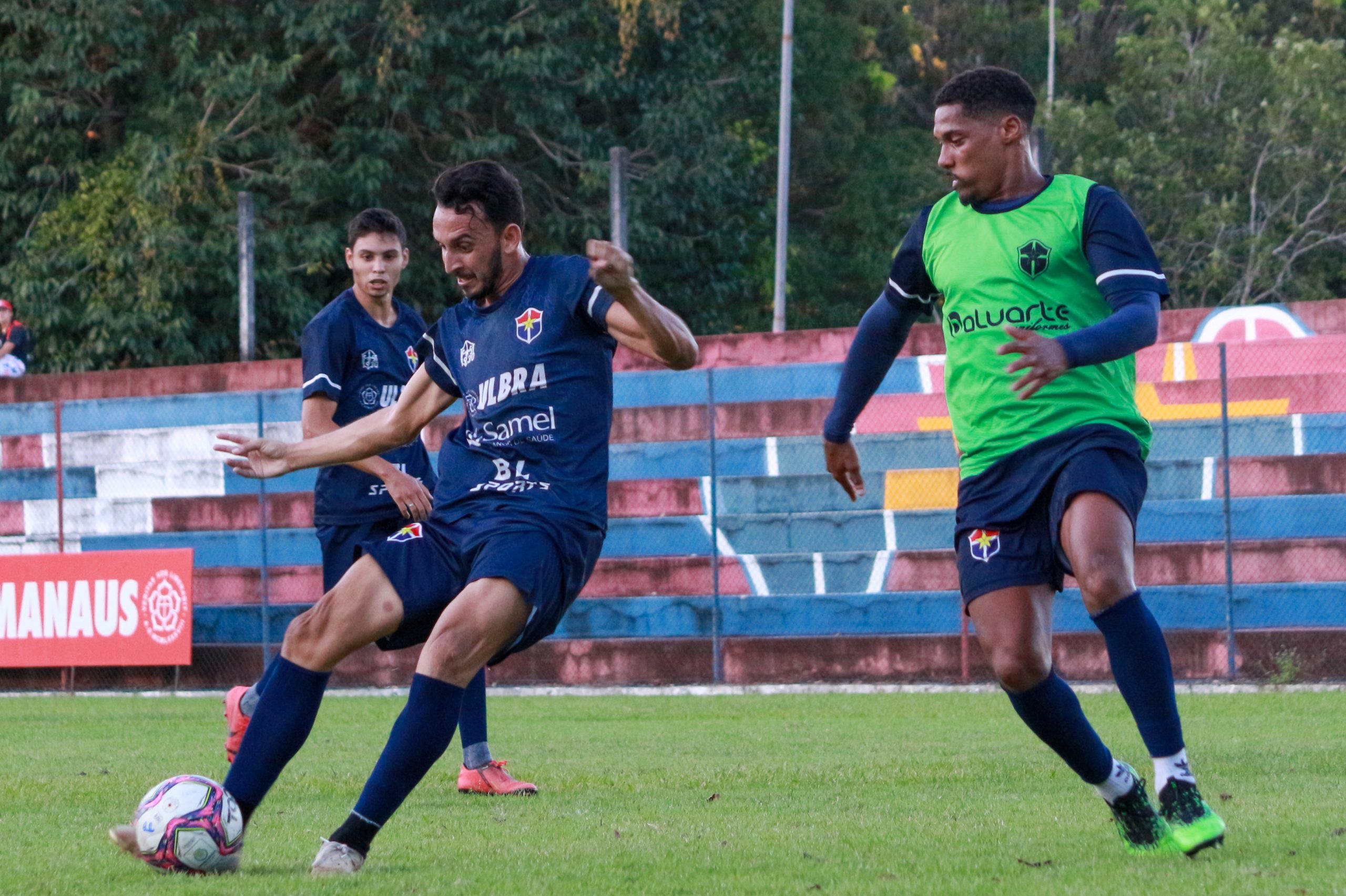 Atacante André, com a bola, uma das novidaes do Fast Clube (Foto Jadison Sampaio/Fast Clube)