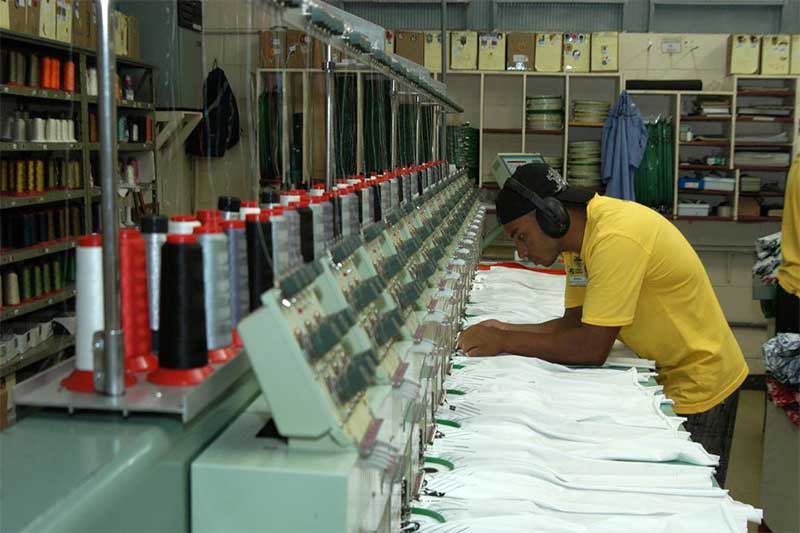 Trabalhador em indústria de tecelagem: dificuldade para obter crédito (Foto: Miguel Ângelo/CNI)