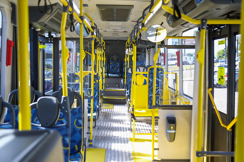 Ônibus "intermediário" tem cinco portas e piso mais baixo para acessibilidade (Ruan Souza / Semcom )