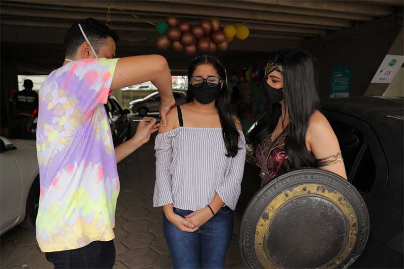 Adolescente é vacinada contra a Covid: data na carteira está incorreta (Foto: Rodrigo Santos/SES-AM)