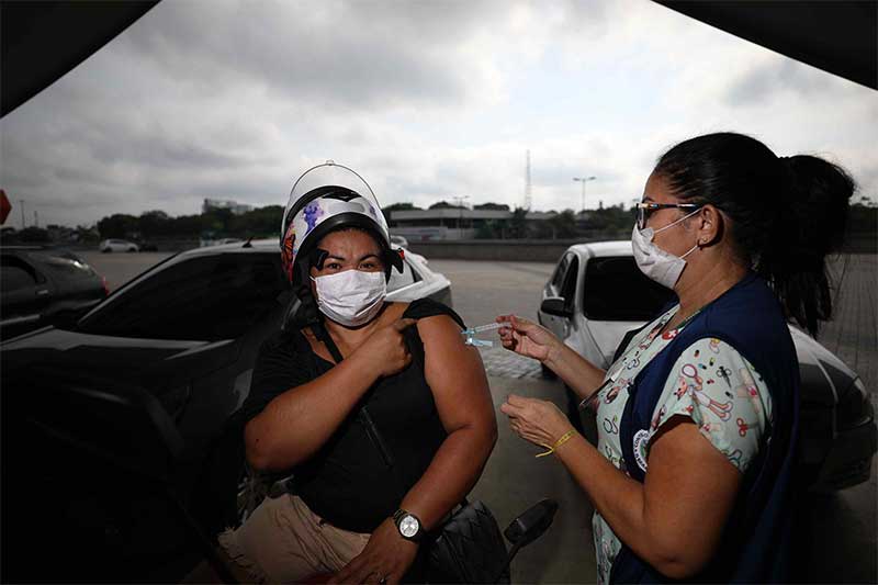 Aplicação de vacina em Manaus neste domingo vai até às 18h (Foto: Lucas Silva/Gov. AM Secom)