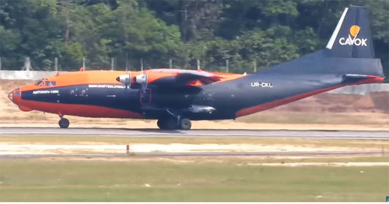 Avião Antonov AN-12 na pista do aeroporto de Manaus: rara aparição no Brasil (Foto: YouTube/Reprodução)