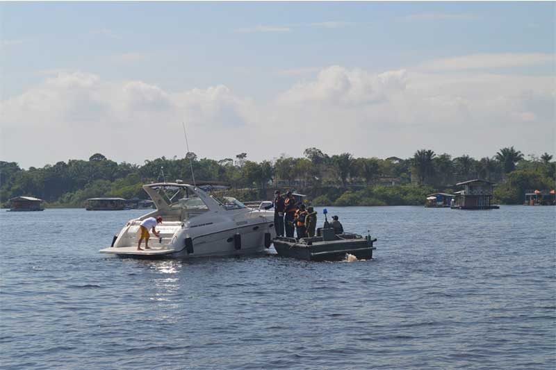Barco é abordado em fiscalização da Capitania (Foto: Capitania dos Portos/Divulgação)