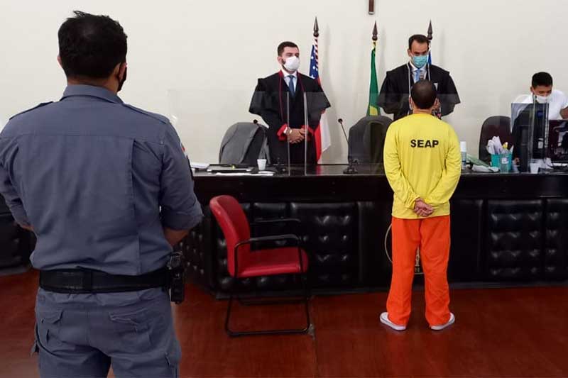 Bruno ouve sentença proferida pelo juiz (Foto: Carlos de Souza/TJAM)