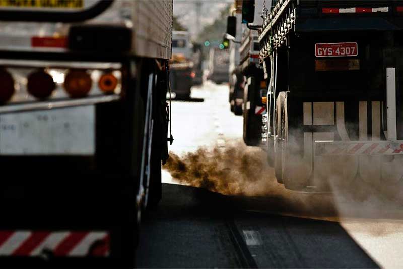 Caminhão solta fumaça: qualidade do ar será monitorada (Foto: Marcelo Camargo/ABr)