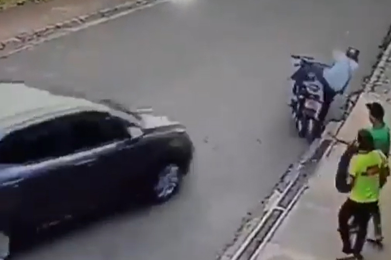 Carro atropela assaltante que roubada pedestres (Foto: Reprodução/Redes sociais)