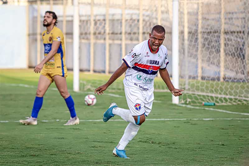 Charles comemora gol na goleada do Fast (Foto: João Normando/FAF)