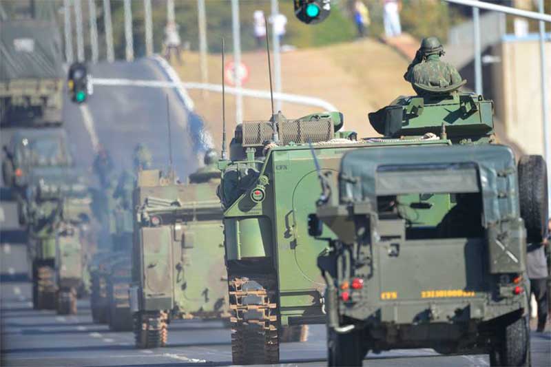 Desfile de blindados em Brasília: força militar (Foto: Marcelo Camargo/ABr)