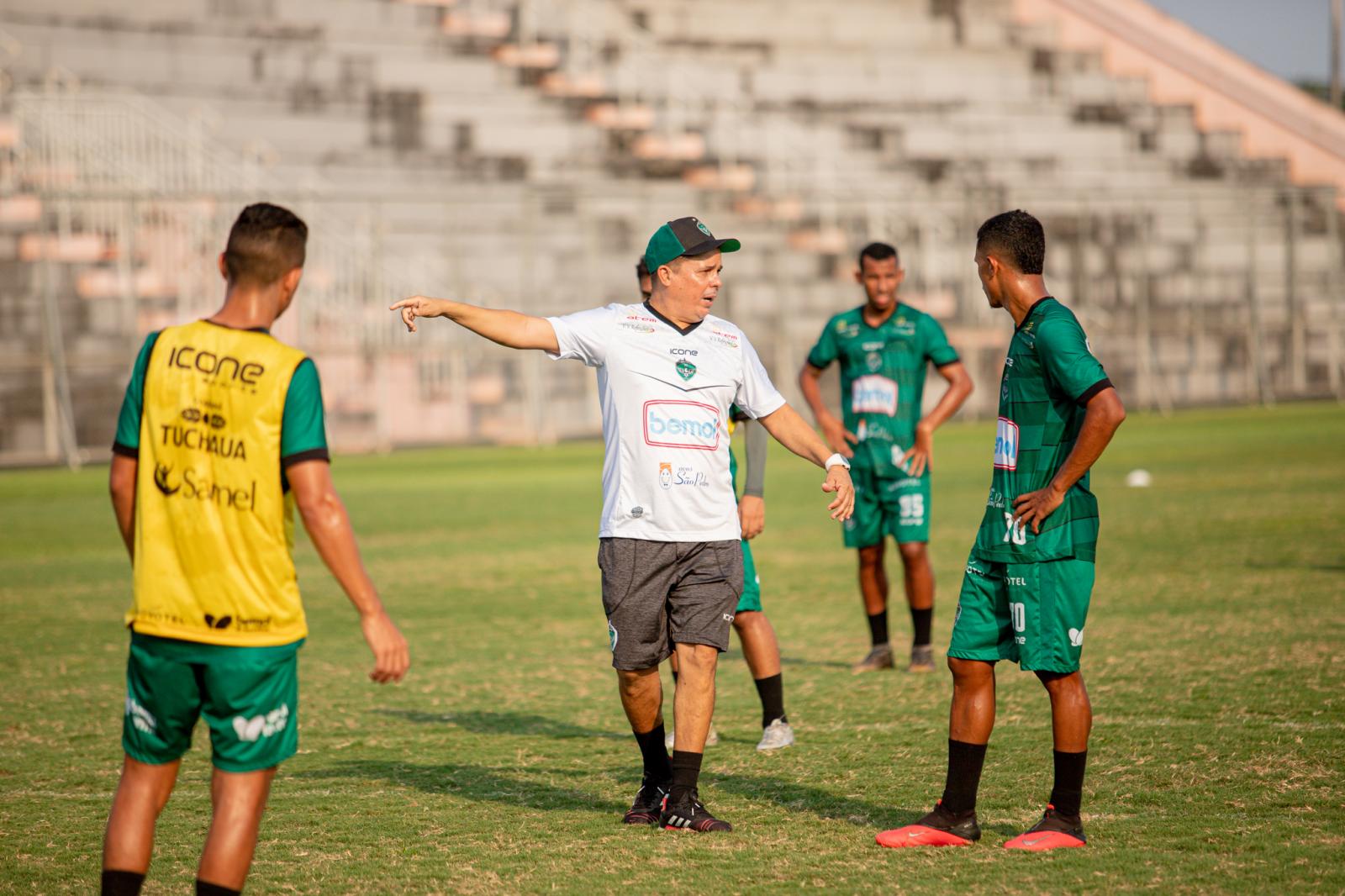 Treinador do Manaus FC, Evaristo Piza, comanda treino antes da partida contra o Floresta (CE) - Foto: Ismael Monteiro/Manaus FC