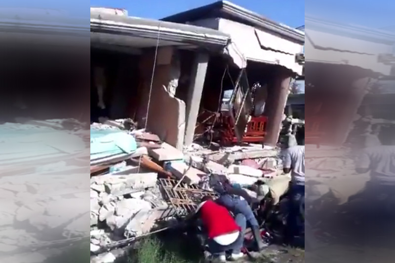 Haitianos buscam pertences em destroços de construção (Foto: YouTube/Reprodução)
