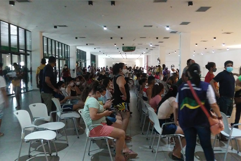 Salão no Vasco Vasques está todo ocupado: busca por vacina (Foto: Teófilo Benarrós de Mesquita/ATUAL)