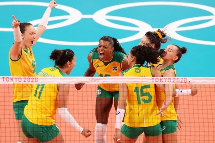 Brasil vira sobre russas e está na semifinal do vôlei feminino