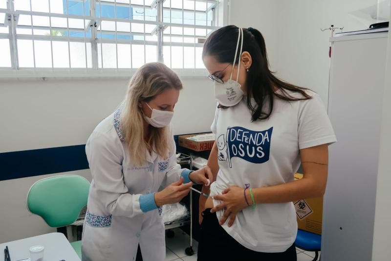 Laura Braz postou nas redes sociais o momento que recebeu a vacina (Foto: Reprodução Redes Sociais))