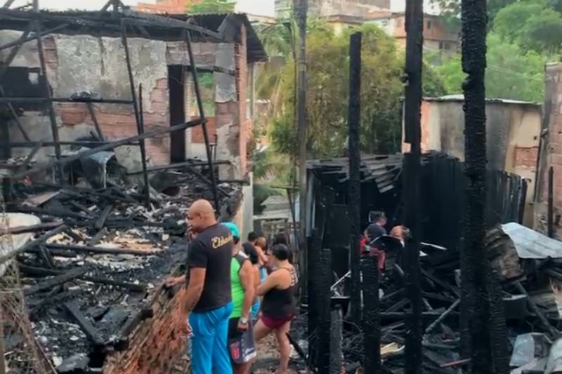 Incêndio destrói noves casa na Colônia Oliveira Machado (Foto: Reprodução)