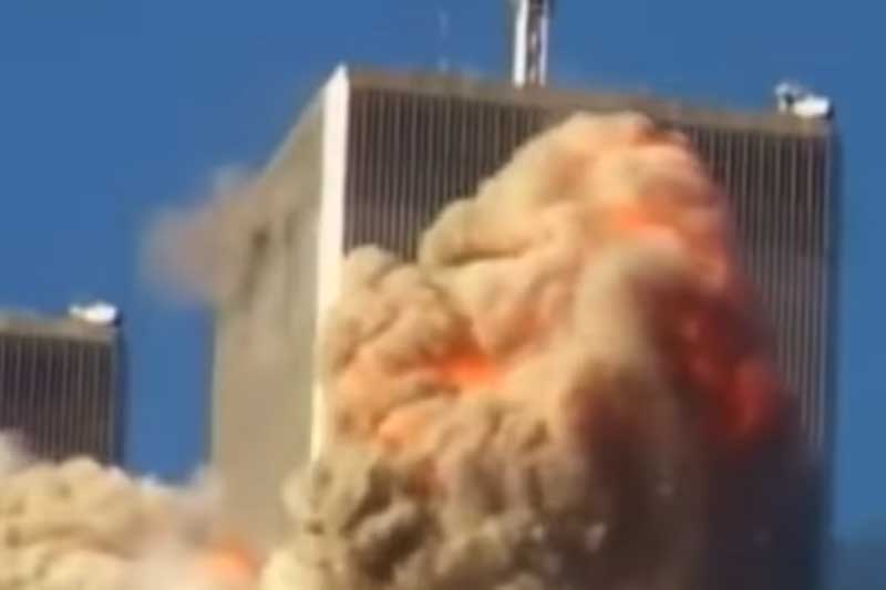 Explosão em uma das Torres Gêmeas após colisão de avião (Foto: YouTube/Reprodução)