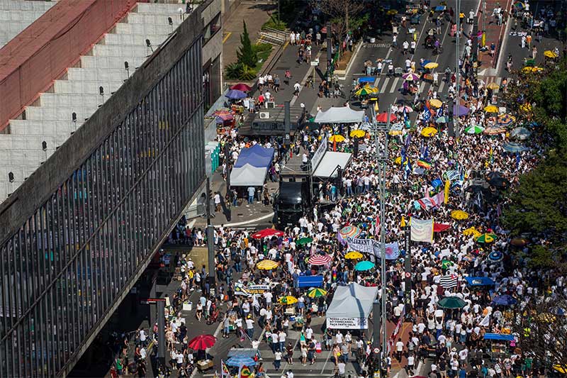Avenida Paulista no início da tarde: protesto contra Bolsonaro (Foto: Bruno Santos/Folhapress)