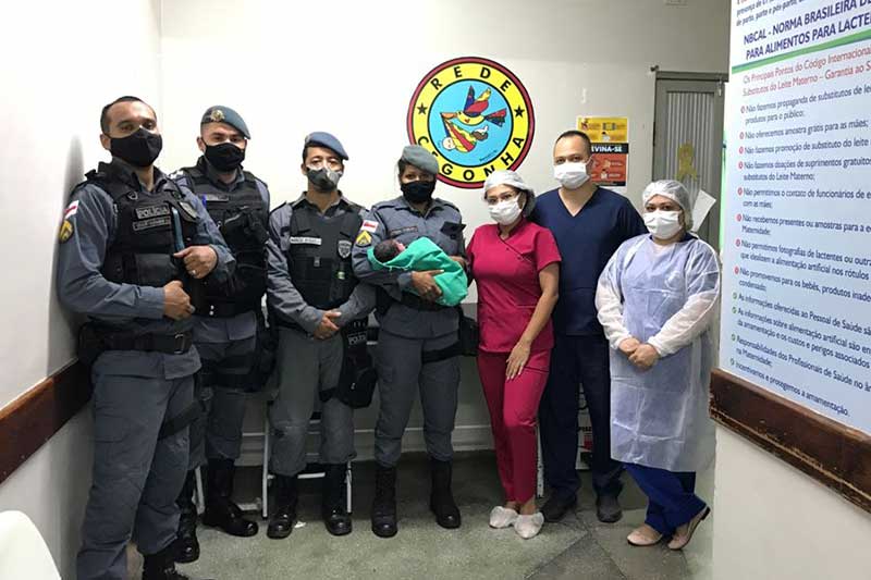 Policiais levaram o bebê à maternidade (Foto: PMAM/Divulgação)