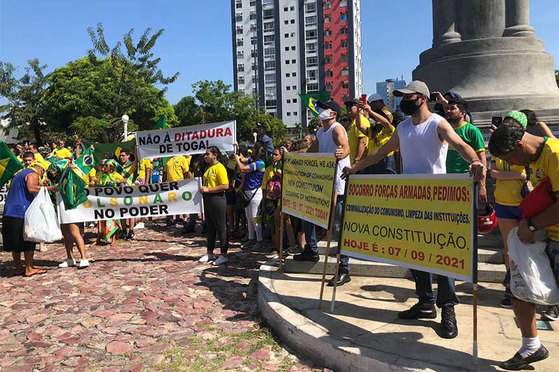 Manifestantes defendem o governo e impeachment de ministros do STF (Foto: Walter Franco/ATUAL)