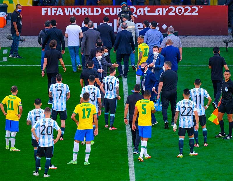 Jogo de futebol brasil x argentina apresentado com bandeira de seu país