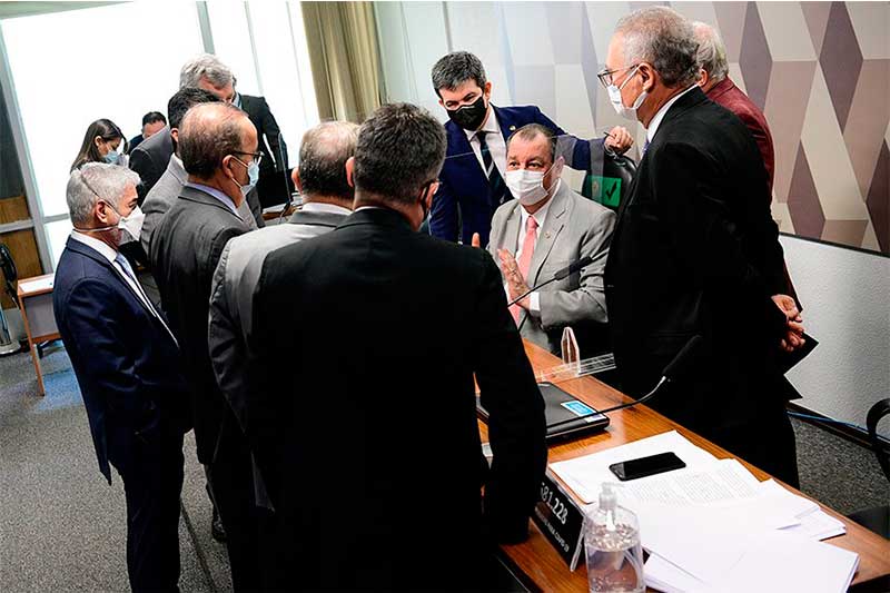 Omar Aziz, presidente da CPI, em reunião com senadores: novas convocações (Foto: Pedro França/Agência Senado)